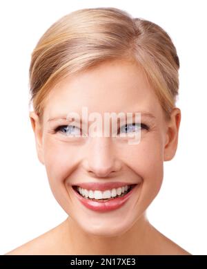 Son sourire éclatant met tout le monde à l'aise. Photo studio d'une magnifique jeune femme blonde. Banque D'Images