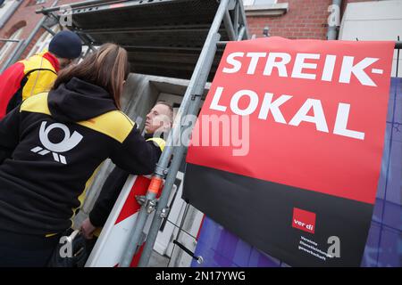 Krefeld, Allemagne. 06th févr. 2023. Des grévistes de Deutsche Post et DHL se font la queue devant un lieu de grève à Krefeld. Le syndicat Verdi a une fois de plus appelé les travailleurs postaux de toute l'Allemagne à se mettre en grève d'avertissement lundi et mardi dans le cadre du conflit salarial au Deutsche Post. Crédit : David Young/dpa/Alay Live News Banque D'Images