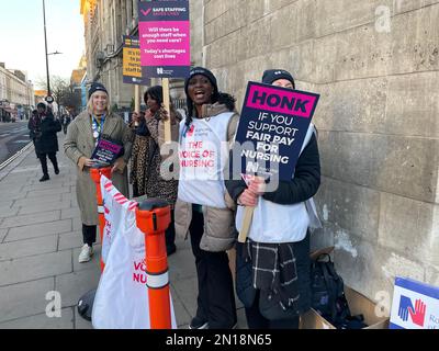 Travailleurs sur la ligne de piquetage à l'extérieur de l'hôpital St Mary's de Londres lors d'une grève des infirmières et du personnel ambulancier. Date de la photo: Lundi 6 février 2023. Banque D'Images