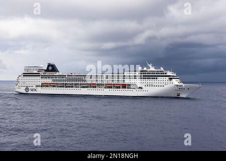 Le navire de croisière MSC « Armonia ». MSC Armonia est un bateau de croisière de classe Lirica appartenant et exploité par MSC Cruises. Construit à l'origine en 2001 pour le déplaisir actuel Banque D'Images