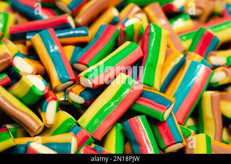 Bonbons à l'étain multicolores, fond de bonbons, photo macro. Banque D'Images