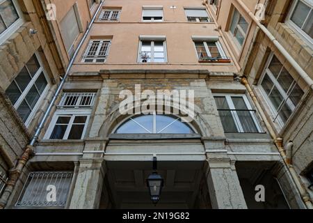 LYON, FRANCE, 4 février 2023 : célèbre trapoule dans le quartier de Croix-Rousse. Les traboules sont un type de passage sous les maisons utilisées à l'origine par l'homme de soie Banque D'Images