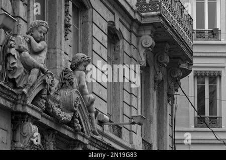 LYON, FRANCE, 4 février 2023 : sculptures sur la façade des anciens bâtiments du centre ville. Le centre-ville de Lyon est un site classé par l'UNESCO. Banque D'Images