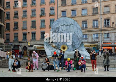 LYON, FRANCE, 4 février 2023 : Un grand groupe de rue joue son spectacle sur la place Pradel près de la mairie et de l'opéra de Lyon. Banque D'Images