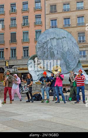 LYON, FRANCE, 4 février 2023 : Un grand groupe de rue joue son spectacle sur la place Pradel près de la mairie et de l'opéra de Lyon. Banque D'Images