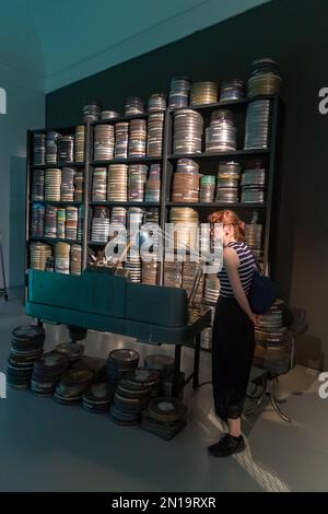 Vue sur le pavillon français de la Biennale de Venise 2022 avec une installation de l'artiste Zineb Sedira Banque D'Images