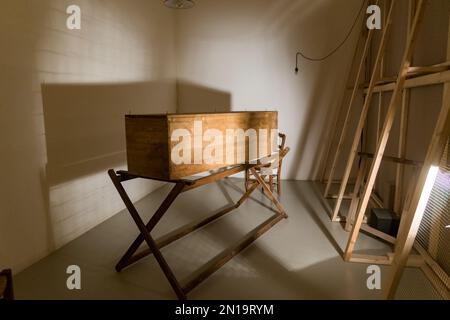 Vue sur le pavillon français de la Biennale de Venise 2022 avec une installation de l'artiste Zineb Sedira Banque D'Images