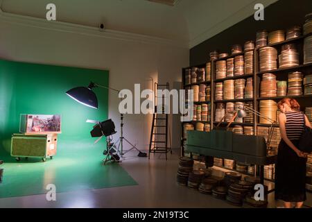 Vue sur le pavillon français de la Biennale de Venise 2022 avec une installation de l'artiste Zineb Sedira Banque D'Images