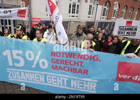 Krefeld, Allemagne. 06th févr. 2023. Les grévistes de Deutsche Post et DHL manifestent devant un lieu de grève, en tenant une bannière avec l'inscription « 15% nécessaire, juste, faisable, ensemble plus est possible ». Le syndicat Verdi a une fois de plus appelé les travailleurs postaux de toute l'Allemagne à participer à une grève d'avertissement dans le conflit salarial au Deutsche Post lundi et mardi. Crédit : David Young/dpa/Alay Live News Banque D'Images