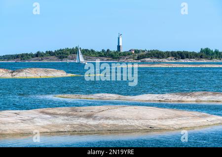 Phare de Rönnskär vu de l'île de Träskön, Kirkkonummi, Finlande Banque D'Images