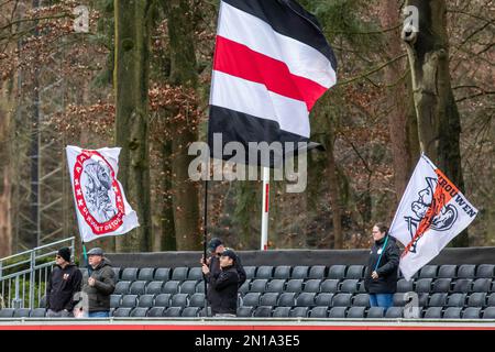 Eindhoven, pays-Bas. 05th févr. 2023. Eindhoven, pays-Bas, 5 février 2023: Les supporters d'Ajax sont vus avec des drapeaux pendant le match Azerion Eredivisiie Vrouwen entre le PSV et Ajax à de Herdgang à Eindhoven, pays-Bas. (Leitting Gao/SPP) crédit: SPP Sport presse photo. /Alamy Live News Banque D'Images