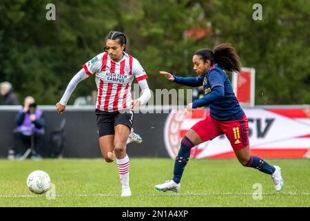 Eindhoven, pays-Bas. 05th févr. 2023. Eindhoven, pays-Bas, 5 février 2023 : Esmee Brugts (à gauche, 7 Ajax) et Ashleigh Weerden (à droite, 11 Ajax) en action pendant le match Azerion Eredivisie Vrouwen entre PSV et Ajax à de Herdgang à Eindhoven, pays-Bas. (Leitting Gao/SPP) crédit: SPP Sport presse photo. /Alamy Live News Banque D'Images
