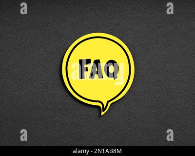 L'acronyme FAQ Foire aux questions sur la bulle de la parole jaune ou le ballon sur fond noir. Concept d'assistance et d'assistance aux entreprises. Banque D'Images