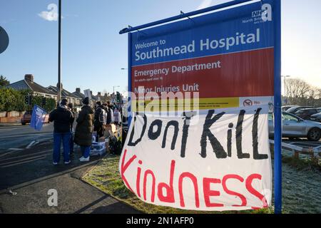 Bristol, Royaume-Uni. 6th févr. 2022. Les infirmières et infirmiers appuyés par leur syndicat le Collège royal des sciences infirmières prennent des mesures industrielles pour appuyer une demande de paiement. En plus de l'inquiétude que leur paie suscite en cas de crise du coût de la vie, les infirmières s'inquiètent des pressions en matière de personnel auxquelles la profession est confrontée. La ligne de piquetage à l'extérieur de l'hôpital Southmead North Bristol NHS Trust est représentée sur la photo. Crédit : JMF News/Alay Live News Banque D'Images