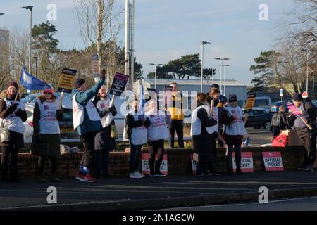 Bristol, Royaume-Uni. 6th févr. 2022. Les infirmières et infirmiers appuyés par leur syndicat le Collège royal des sciences infirmières prennent des mesures industrielles pour appuyer une demande de paiement. En plus de l'inquiétude que leur paie suscite en cas de crise du coût de la vie, les infirmières s'inquiètent des pressions en matière de personnel auxquelles la profession est confrontée. La ligne de piquetage à l'extérieur de l'hôpital Southmead North Bristol NHS Trust est représentée sur la photo. Crédit : JMF News/Alay Live News Banque D'Images