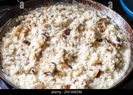 Risotto aux champignons sauvages, plat italien à base de riz Arborio. Banque D'Images