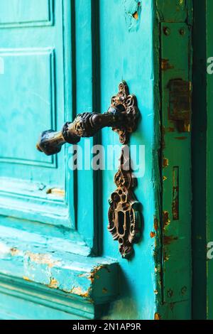 Ancienne porte en bois avec poignée en métal vintage, gros plan avec mise au point sélective Banque D'Images