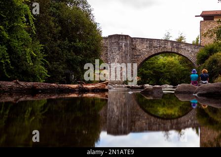 Vue sur le pont appelé Puente de la Rabia le long de la route de Pilgrim jusqu'à la rue Santiago James Banque D'Images