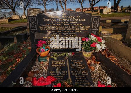 La pierre angulaire de Tommy Taylor à l'occasion du 65th anniversaire de la catastrophe aérienne de Munich. Taylor était un Barnsley né Busby Babe, Manchester United et le centre d'Angleterre en avant qui a malheureusement perdu la vie dans la catastrophe aérienne de Munich le 6th février 1958. Cimetière de Monk Bretton, Barnsley, Royaume-Uni, 6th février 2023 (photo de Mark Cosgrove/News Images) Banque D'Images