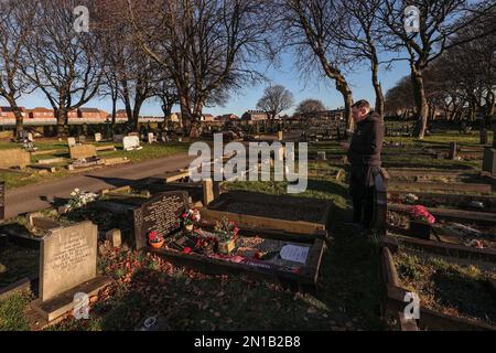 La pierre angulaire de Tommy Taylor à l'occasion du 65th anniversaire de la catastrophe aérienne de Munich. Taylor était un Barnsley né Busby Babe, Manchester United et le centre d'Angleterre en avant qui a malheureusement perdu la vie dans la catastrophe aérienne de Munich le 6th février 1958. Cimetière de Monk Bretton, Barnsley, Royaume-Uni, 6th février 2023 (photo de Mark Cosgrove/News Images) Banque D'Images