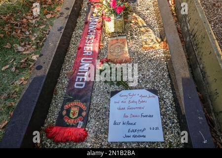 La pierre angulaire de Tommy Taylor à l'occasion du 65th anniversaire de la catastrophe aérienne de Munich. Taylor était un Barnsley né Busby Babe, Manchester United et le centre d'Angleterre en avant qui a malheureusement perdu la vie dans la catastrophe aérienne de Munich le 6th février 1958. Cimetière de Monk Bretton, Barnsley, Royaume-Uni, 6th février 2023 (photo de Mark Cosgrove/News Images) Banque D'Images