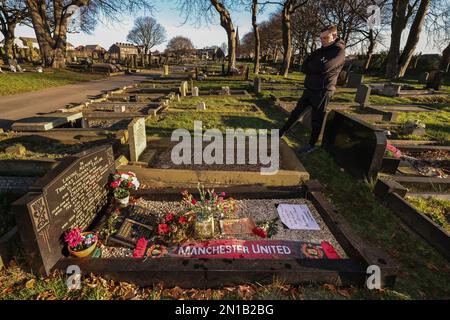 La pierre angulaire de Tommy Taylor à l'occasion du 65th anniversaire de la catastrophe aérienne de Munich. Taylor était un Barnsley né Busby Babe, Manchester United et le centre d'Angleterre en avant qui a malheureusement perdu la vie dans la catastrophe aérienne de Munich le 6th février 1958. Cimetière de Monk Bretton, Barnsley, Royaume-Uni, 6th février 2023 (photo de Mark Cosgrove/News Images) Banque D'Images