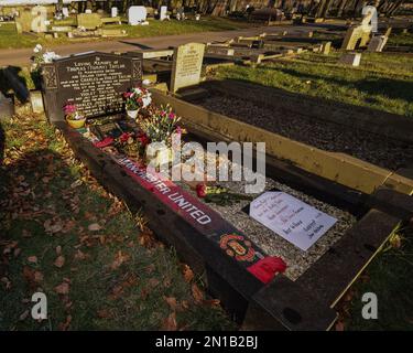 La pierre angulaire de Tommy Taylor à l'occasion du 65th anniversaire de la catastrophe aérienne de Munich. Taylor était un Barnsley né Busby Babe, Manchester United et le centre d'Angleterre en avant qui a malheureusement perdu la vie dans la catastrophe aérienne de Munich le 6th février 1958. Cimetière de Monk Bretton, Barnsley, Royaume-Uni, 6th février 2023 (photo de Mark Cosgrove/News Images) Banque D'Images