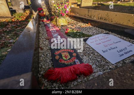 La pierre angulaire de Tommy Taylor à l'occasion du 65th anniversaire de la catastrophe aérienne de Munich. Taylor était un Barnsley né Busby Babe, Manchester United et le centre d'Angleterre en avant qui a malheureusement perdu la vie dans la catastrophe aérienne de Munich le 6th février 1958. Cimetière de Monk Bretton, Barnsley, Royaume-Uni, 6th février 2023 (photo de Mark Cosgrove/News Images) Banque D'Images