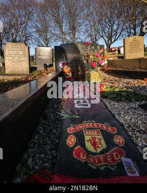 La pierre angulaire de Tommy Taylor à l'occasion du 65th anniversaire de la catastrophe aérienne de Munich. Taylor était un Barnsley né Busby Babe, Manchester United et le centre d'Angleterre en avant qui a malheureusement perdu la vie dans la catastrophe aérienne de Munich le 6th février 1958. Cimetière de Monk Bretton, Barnsley, Royaume-Uni, 6th février 2023 (photo de Mark Cosgrove/News Images) Banque D'Images