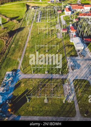 Vue aérienne verticale de la sous-station électrique quelque part dans la campagne de la Slovénie Banque D'Images