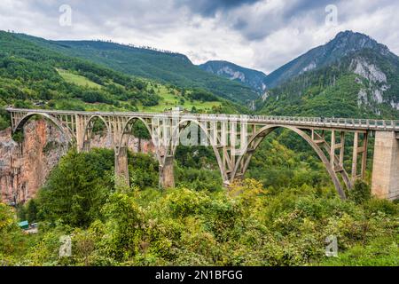 Le pont de Durdevića Tara, un pont en voûte en béton au-dessus de la rivière Tara dans le nord du Monténégro Banque D'Images