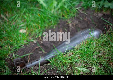 La bombe à roquette est enterrée dans l'herbe verte. Armes de destruction massive. Vieux projectile. Mine de destruction massive sur le terrain. Extérieur. Banque D'Images