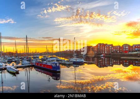 Altocumulus Clouds à l'aube à Preston, Lancashire, Royaume-Uni Météo. Le matin, il fait froid et le soleil se lève au-dessus de Preston Riverside Marina. Une journée sèche avec beaucoup de sorts lumineux autour avec le soleil brumeux dans l'après-midi, Credit; MediaWorldImages/AlamyLiveNews Banque D'Images