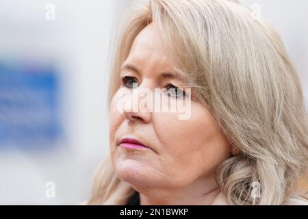 Pat Cullen, secrétaire général du Royal College of Nursing (RCN), s'adresse aux médias à l'extérieur du Great Ormond Street Hospital de Londres lors d'une grève des infirmières et du personnel ambulancier. Date de la photo: Lundi 6 février 2023. Banque D'Images