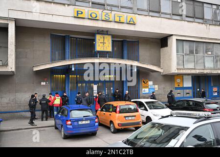 Brno, République tchèque. 06th févr. 2023. La police enquête sur des informations concernant la mise en place d'une bombe dans le bureau de poste de la rue Nadrazni à Brno, en République tchèque, au 6 février 2023, qui a été évacuée suite à ces menaces. La police de la Moravie du Sud enquête sur plusieurs rapports anonymes faisant état de bombes placées dans les gares, dans les trains et dans les bureaux de poste de Brno. Crédit: Vaclav Salek/CTK photo/Alay Live News Banque D'Images