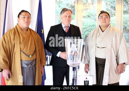 Tokyo, Japon. 6th févr. 2023. Les lutteurs sumo Wakamotoharu (R) et le frère cadet Wakatakakage (L) posent pour photo avec l'ambassadeur de la République tchèque au Japon Martin Tomco (C) lors d'une réception à l'ambassade tchèque à Tokyo lundi, 6 février 2023. La République tchèque a offert une grande coupe de verre de Bohème au lutteur sumo vainqueur aux tournois du Grand Sumo depuis 1970 et Wakatakakage a reçu la coupe gagnante l'année dernière. Credit: Yoshio Tsunoda/AFLO/Alay Live News Banque D'Images