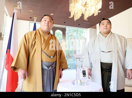 Tokyo, Japon. 6th févr. 2023. Les lutteurs sumo Wakamotoharu (R) et le frère cadet Wakatakakage (L) posent pour la photo lors d'une réception à l'ambassade de la République tchèque à Tokyo lundi, 6 février 2023. La République tchèque a offert une grande coupe de verre de Bohème au lutteur sumo vainqueur aux tournois du Grand Sumo depuis 1970 et Wakatakakage a reçu la coupe gagnante l'année dernière. Credit: Yoshio Tsunoda/AFLO/Alay Live News Banque D'Images