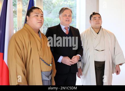 Tokyo, Japon. 6th févr. 2023. Les lutteurs sumo Wakamotoharu (R) et le frère cadet Wakatakakage (L) posent pour photo avec l'ambassadeur de la République tchèque au Japon Martin Tomco (C) lors d'une réception à l'ambassade tchèque à Tokyo lundi, 6 février 2023. La République tchèque a offert une grande coupe de verre de Bohème au lutteur sumo vainqueur aux tournois du Grand Sumo depuis 1970 et Wakatakakage a reçu la coupe gagnante l'année dernière. Credit: Yoshio Tsunoda/AFLO/Alay Live News Banque D'Images