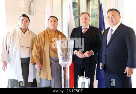 Tokyo, Japon. 6th févr. 2023. Les lutteurs sumo Wakamotoharu (L), Wakatakakage (2nd L) et le maître de l'écurie de sumo Arachio (R), nom de bague : Soukokurai pose pour photo avec l'ambassadeur de la République tchèque au Japon Martin Tomco (2nd R) lors d'une réception à l'ambassade tchèque à Tokyo lundi, 6 février 2023. La République tchèque a offert une grande coupe de verre de Bohème au lutteur sumo vainqueur aux tournois du Grand Sumo depuis 1970 et Wakatakakage a reçu la coupe gagnante l'année dernière. Credit: Yoshio Tsunoda/AFLO/Alay Live News Banque D'Images
