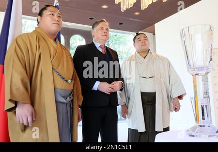 Tokyo, Japon. 6th févr. 2023. Les lutteurs sumo Wakamotoharu (R) et le frère cadet Wakatakakage (L) posent pour photo avec l'ambassadeur de la République tchèque au Japon Martin Tomco (C) lors d'une réception à l'ambassade tchèque à Tokyo lundi, 6 février 2023. La République tchèque a offert une grande coupe de verre de Bohème au lutteur sumo vainqueur aux tournois du Grand Sumo depuis 1970 et Wakatakakage a reçu la coupe gagnante l'année dernière. Credit: Yoshio Tsunoda/AFLO/Alay Live News Banque D'Images