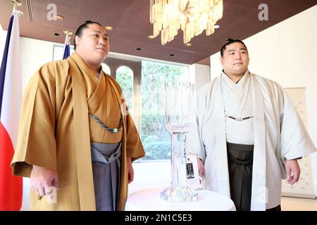 Tokyo, Japon. 6th févr. 2023. Les lutteurs sumo Wakamotoharu (R) et le frère cadet Wakatakakage (L) posent pour la photo lors d'une réception à l'ambassade de la République tchèque à Tokyo lundi, 6 février 2023. La République tchèque a offert une grande coupe de verre de Bohème au lutteur sumo vainqueur aux tournois du Grand Sumo depuis 1970 et Wakatakakage a reçu la coupe gagnante l'année dernière. Credit: Yoshio Tsunoda/AFLO/Alay Live News Banque D'Images
