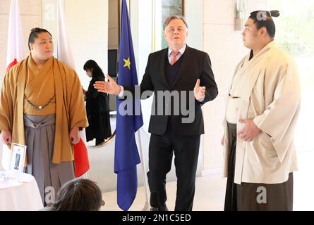 Tokyo, Japon. 6th févr. 2023. Les lutteurs sumo Wakamotoharu (R) et le frère cadet Wakatakakage (L) posent pour photo avec l'ambassadeur de la République tchèque au Japon Martin Tomco (C) lors d'une réception à l'ambassade tchèque à Tokyo lundi, 6 février 2023. La République tchèque a offert une grande coupe de verre de Bohème au lutteur sumo vainqueur aux tournois du Grand Sumo depuis 1970 et Wakatakakage a reçu la coupe gagnante l'année dernière. Credit: Yoshio Tsunoda/AFLO/Alay Live News Banque D'Images