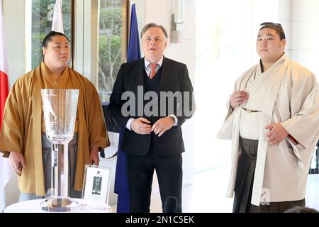 Tokyo, Japon. 6th févr. 2023. Les lutteurs sumo Wakamotoharu (R) et le frère cadet Wakatakakage (L) posent pour photo avec l'ambassadeur de la République tchèque au Japon Martin Tomco (C) lors d'une réception à l'ambassade tchèque à Tokyo lundi, 6 février 2023. La République tchèque a offert une grande coupe de verre de Bohème au lutteur sumo vainqueur aux tournois du Grand Sumo depuis 1970 et Wakatakakage a reçu la coupe gagnante l'année dernière. Credit: Yoshio Tsunoda/AFLO/Alay Live News Banque D'Images