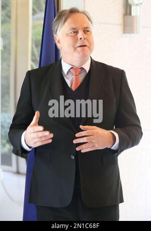 Tokyo, Japon. 6th févr. 2023. L'ambassadeur de la République tchèque au Japon, Martin Tomco, prend la parole lors d'une réception et invite les lutteurs sumo Wakamotoharu et Wakatakakage à l'ambassade tchèque à Tokyo lundi, 6 février 2023. La République tchèque a offert une grande coupe de verre de Bohème au lutteur sumo vainqueur aux tournois du Grand Sumo depuis 1970 et Wakatakakage a reçu la coupe gagnante l'année dernière. Credit: Yoshio Tsunoda/AFLO/Alay Live News Banque D'Images