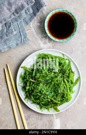 Algues vertes. Salade de wakame japonaise et sauce soja. Vue de dessus. Banque D'Images