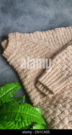 Articles en tricot faits main. Tissu tricoté en fil de couleur. Arrière-plan lumineux. copier l'espace Banque D'Images