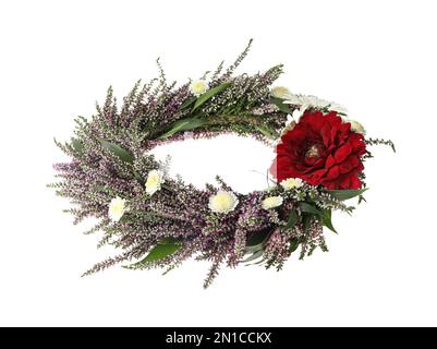 Belle couronne d'automne avec fleurs de bruyère isolées sur blanc Banque D'Images