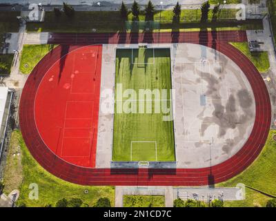 Vue aérienne d'un stade avec une piste de course rouge Banque D'Images