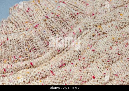 Articles en tricot faits main. Tissu tricoté en fil de couleur. Arrière-plan lumineux. copier l'espace Banque D'Images