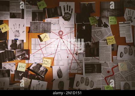 Tableau de détection avec empreintes digitales, photos, carte et indices reliés par une chaîne rouge Banque D'Images